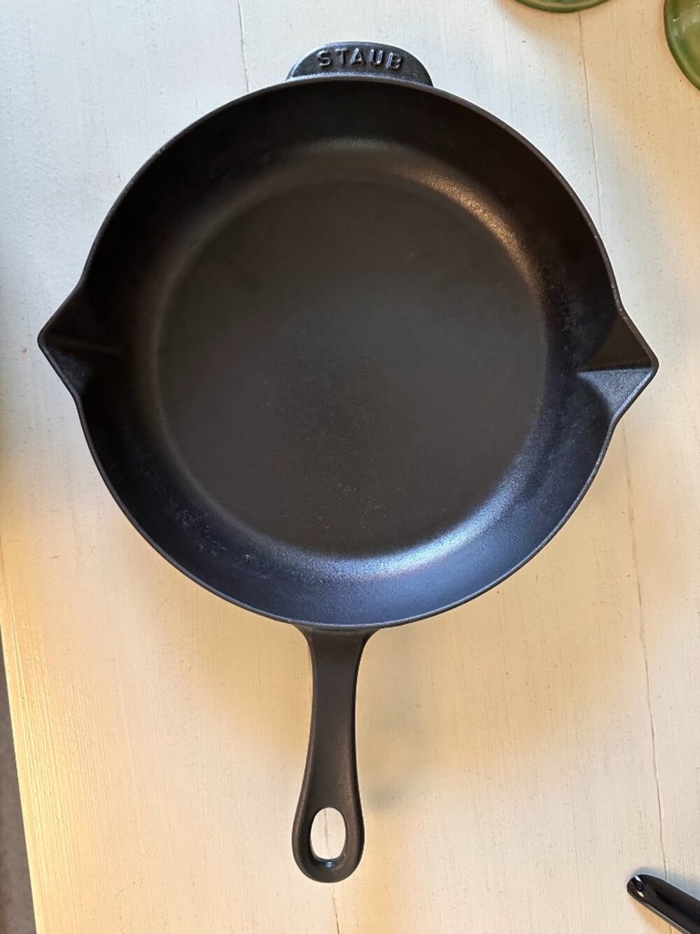 Staub Cast Iron Skillet in Matte Black-VGUC